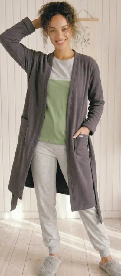 Mujer con bata gris de algodón rústico abierta