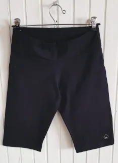 Calza ciclista negra colgada