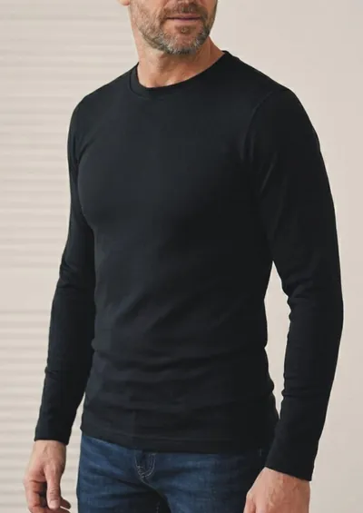 Hombre con remera manga larga negra